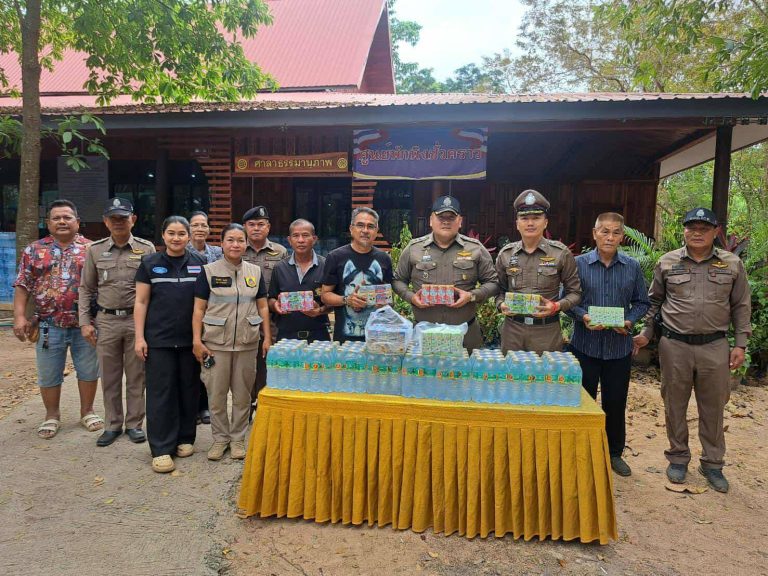 รอง ผบก.ปราจีนบุรี นำทีมตรวจเยี่ยม “ศูนย์พักพิงกรอกสมบูรณ์” เกาะติดสถานการณ์ผู้อพยพจากพื้นที่เสี่ยง ยอดรวมพุ่ง 64 ราย!