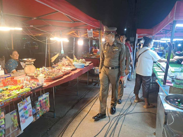 ผกก.ลงพื้นที่! เดินตลาดนัดงามสง่าโรจนะ พบปะพี่น้อง สานสัมพันธ์ชุมชน