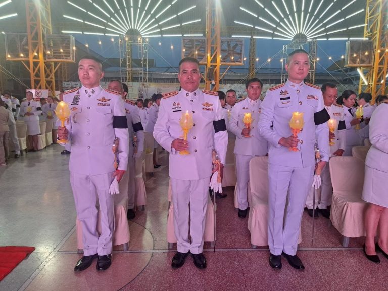 ร่วมพิธีถวายเครื่องราชสักการะและวางพานพุ่ม พร้อมพิธีจุดเทียนถวายพระพรชัยมงคล